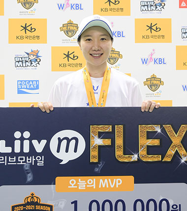 [대표 이미지] 삼성생명 김보미, 올시즌 마지막 Liiv M FLEX(리브모바일 플렉스) 선정
