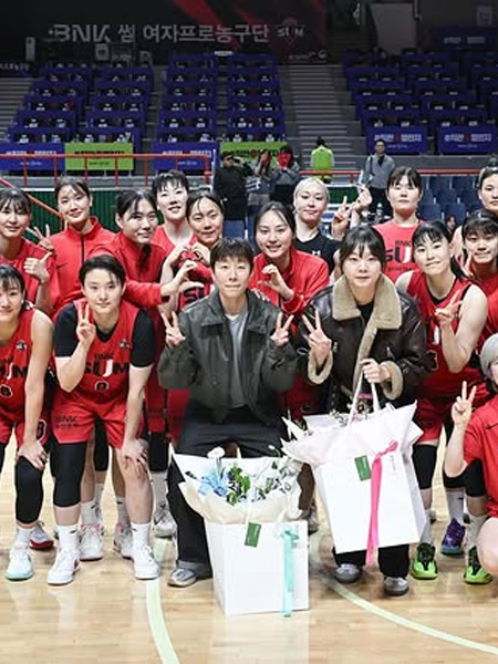 박경림 선수와 이하은 선수가 경기장에 방문했습니다