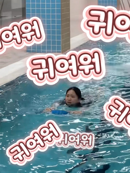 겁에 질린 댕댕이 한 마리가 있습니다..